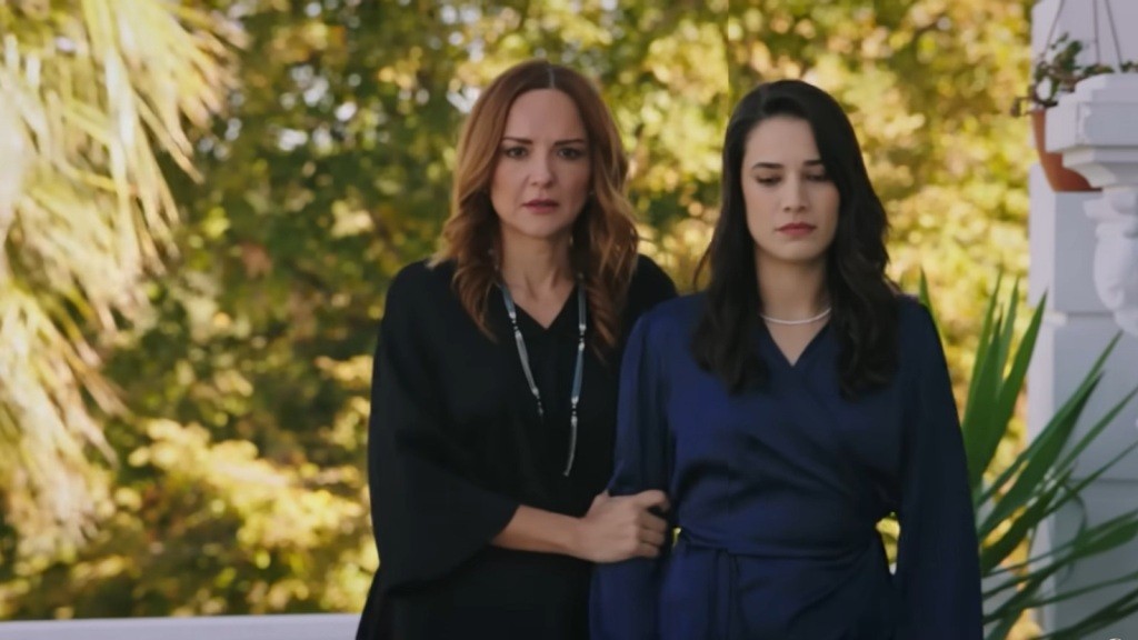 Songul idzie obok Gulhan, trzymając ją za ramię.