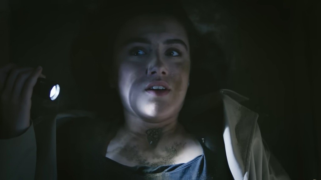 Zeynep jest uwięziona w grobie. W ręku trzyma latarkę.