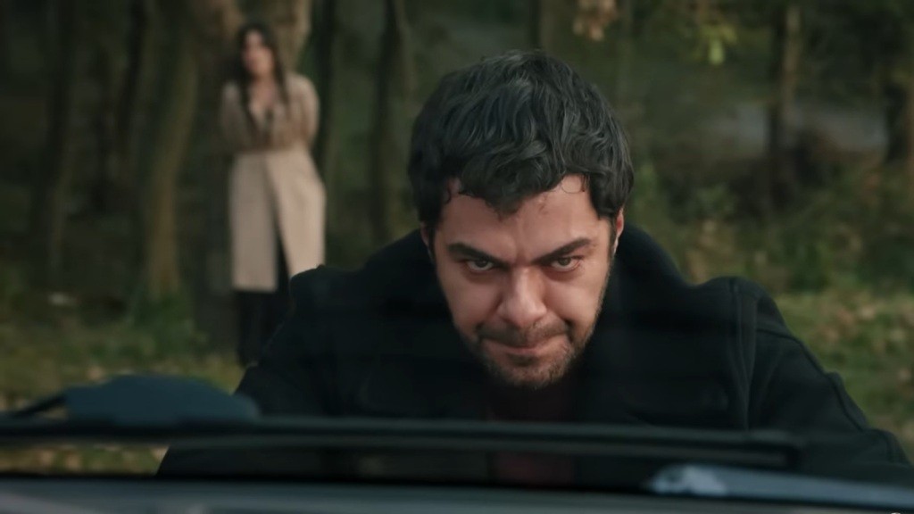 Halil angażuje wszystkie siły, by zatrzymać samochód.