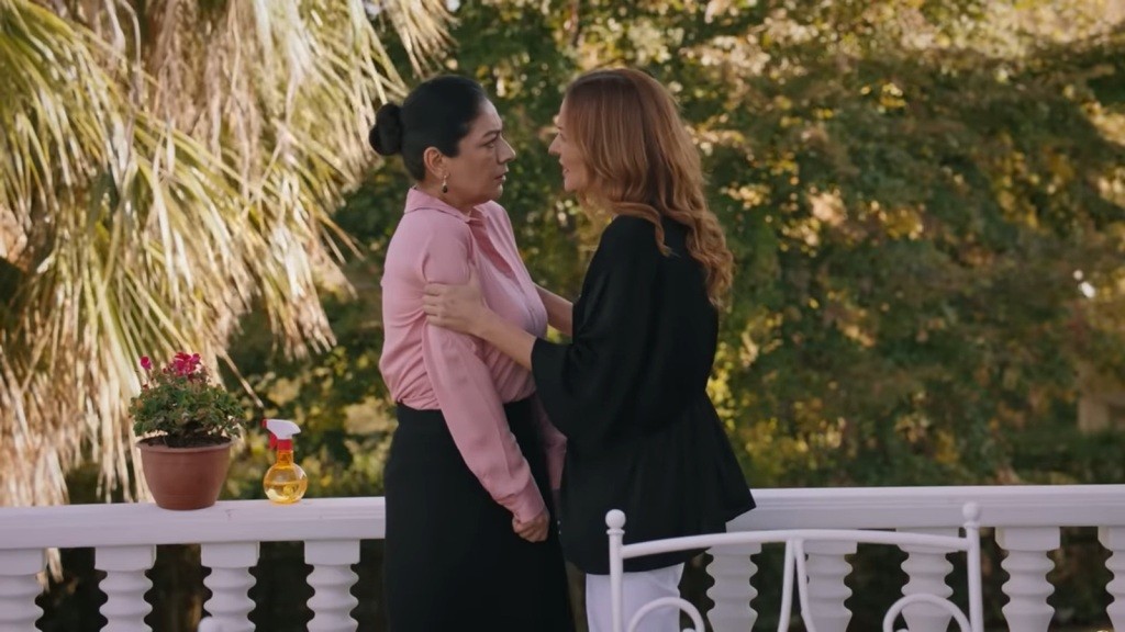 Songul wbija palce w ramiona Tulay.