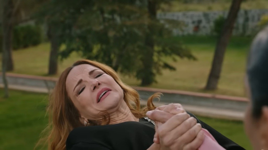 Songul niebezpiecznie wychyla się za balustradę. Trzyma Tulay za rękę, by nie spaść.