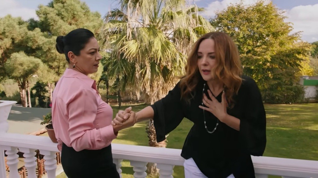 Tulay wciąga Songul na bezpieczną stronę balkonu. Songul trzyma się za pierś i oddycha z ulgą.