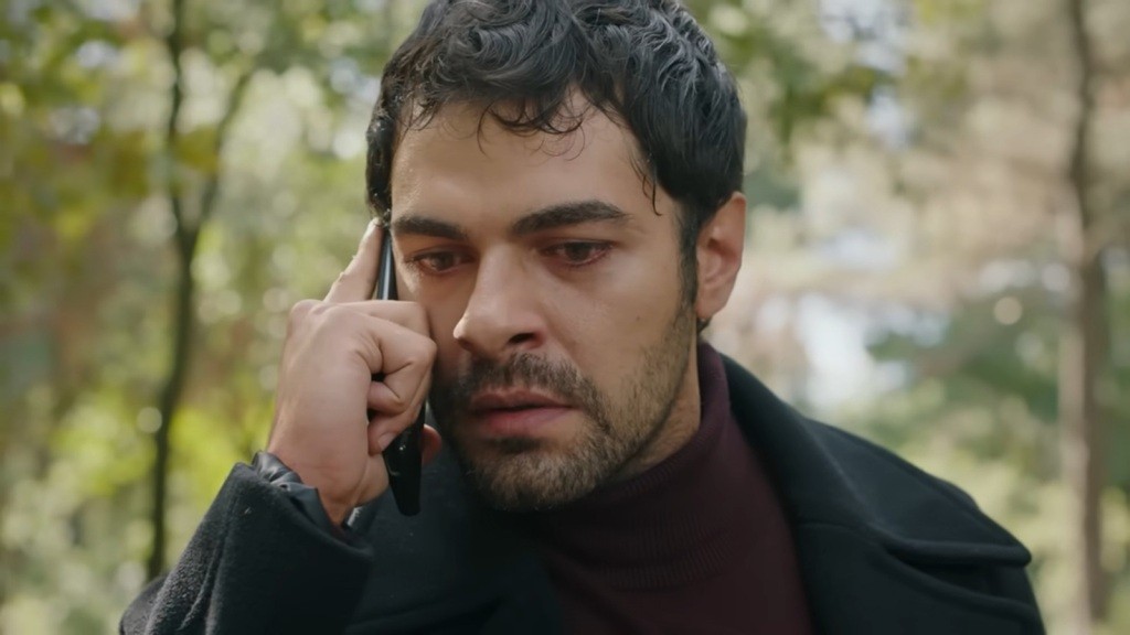 Halil rozmawia przez telefon. W oczach ma łzy.