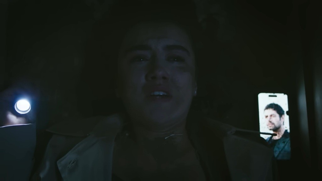 Zeynep leży uwięziona w trumnie, otoczona duszącym mrokiem. Jedynym źródłem światła jest ekran jej telefonu, na którym widnieje zdjęcie Halila, a obok, w drżącym blasku, migocze światło latarki.