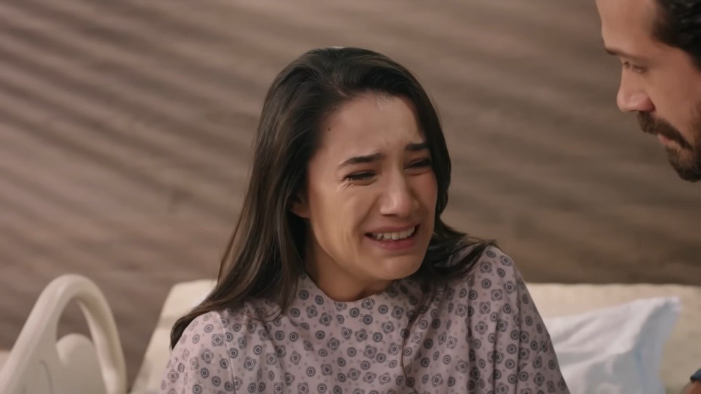 Gulhan jest zrozpaczona po stracie dziecka.