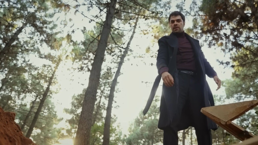 Halil zagląda do grobu. Jest wstrząśnięty.