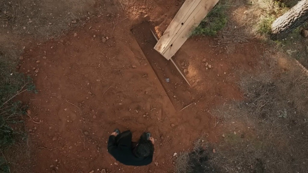 Halil stoi nad pustym grobem.