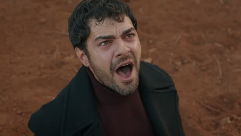 Halil krzyczy, patrząc w niebo.