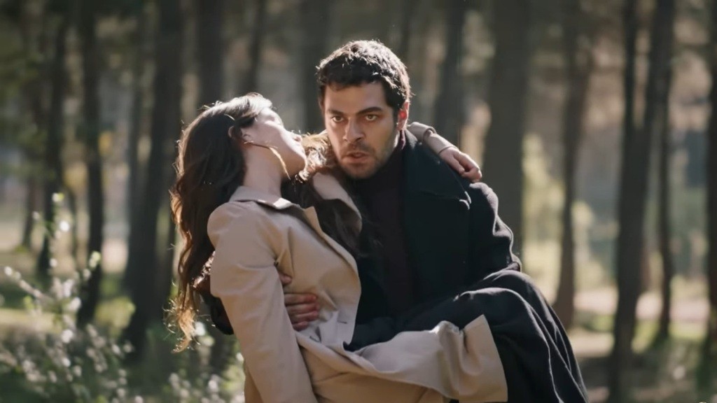 Halil niesie Zeynep na rękach przez las.