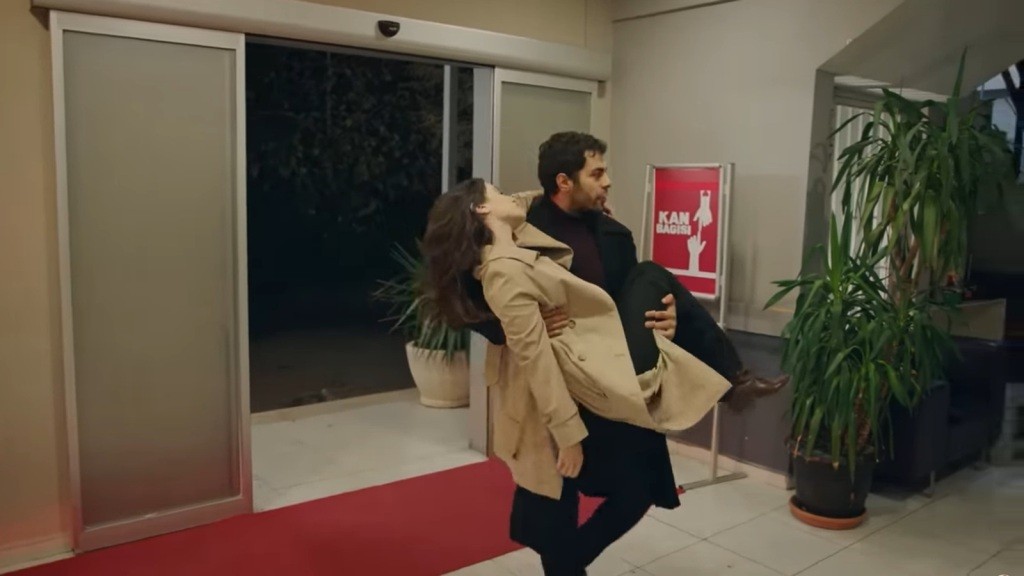 Halil wnosi Zeynep na rękach do szpitala.