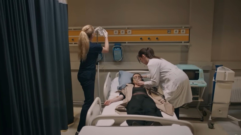 Lekarze przystępują do akcji ratunkowej Zeynep.