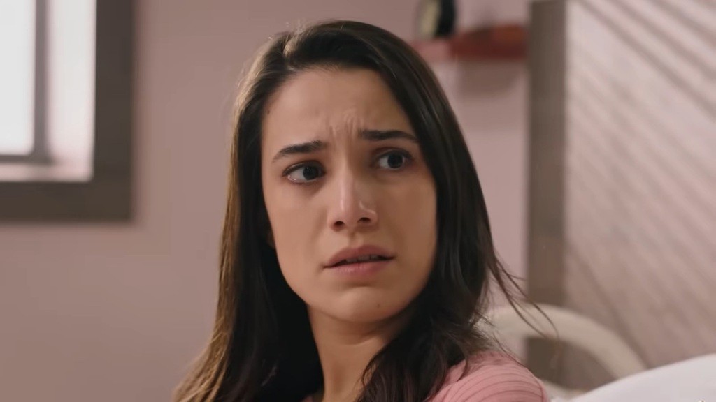 Gulhan odwraca głowę i patrzy z niedowierzaniem.