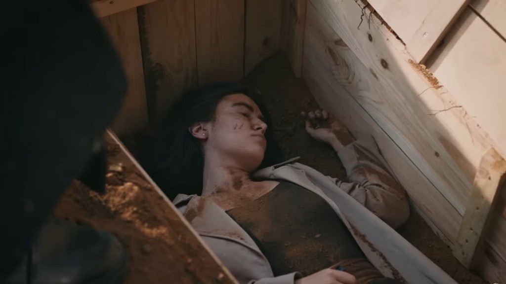 Nieprzytomna Zeynep w trumnie.