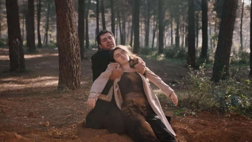 Halil wyciąga Zeynep z grobu.