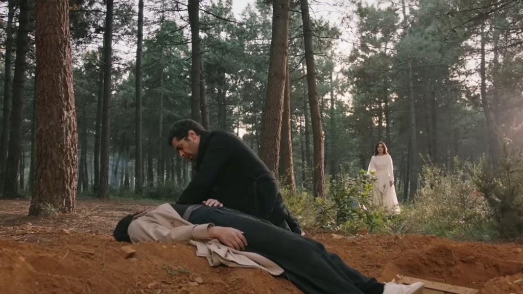 Halil kładzie Zeynep na ziemi i reanimuje ją. Z dala wszystko obserwuje duch Zeynep.