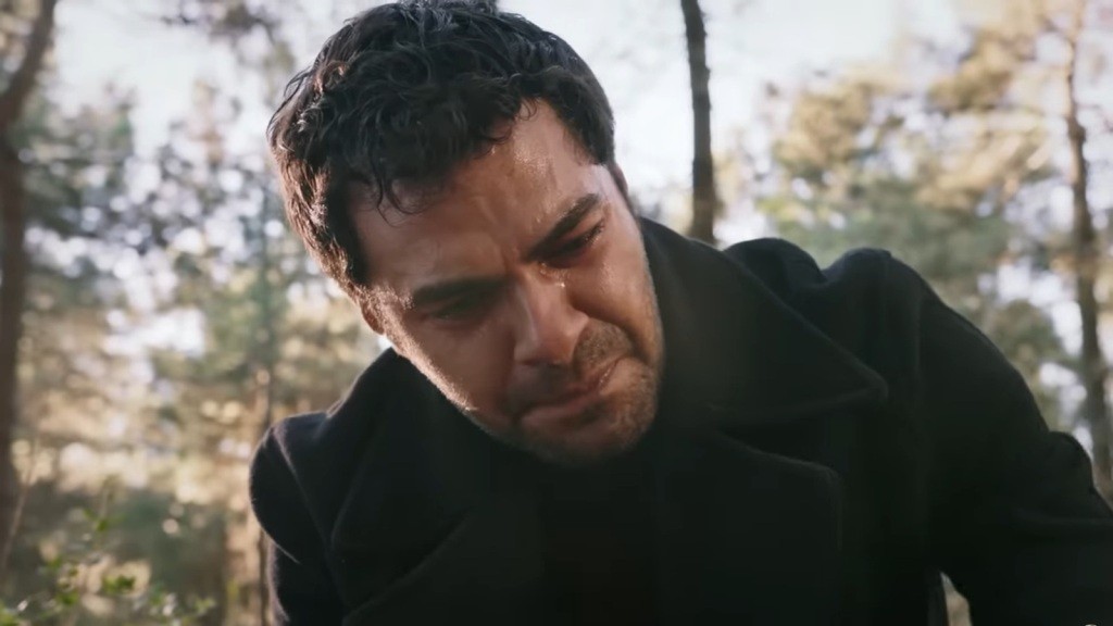 Twarz Halila pokrywa się łzami, gdy desperacko próbuje reanimować swoją żonę.