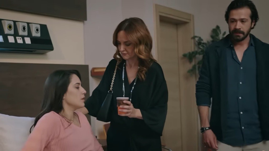 Songul podaje Gulhan kubek z herbatą. Z boku stoi Tekin.