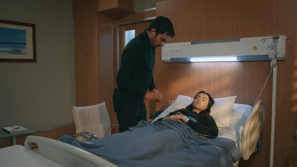 Halil stoi przy łóżku Zeynep, która pozostaje nieprzytomna.