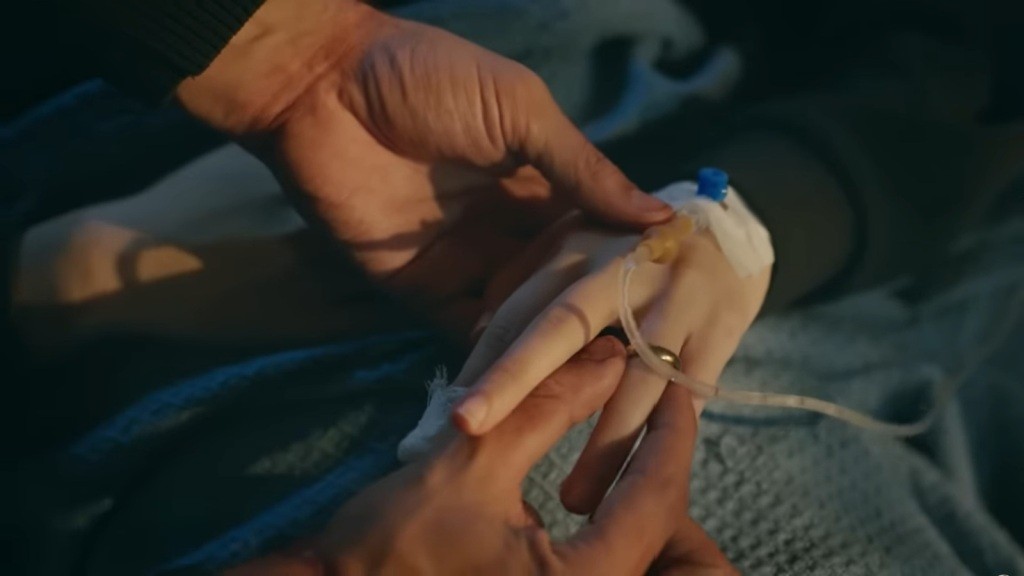 Halil wsuwa obrączkę na palec nieprzytomnej Zeynep.