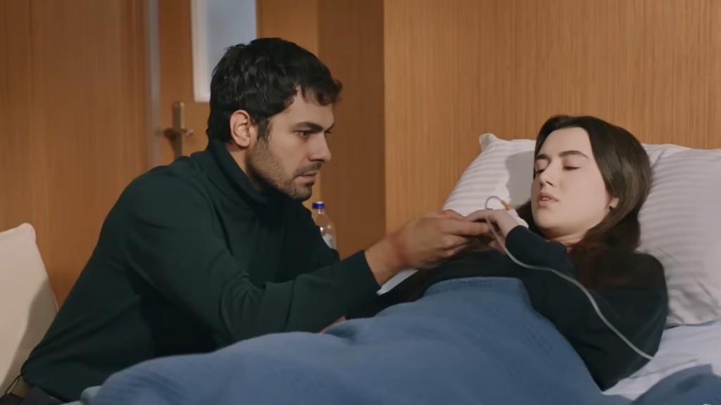 Zeynep odzyskuje przytomność i patrzy na obrączkę na swoim palcu. Przy jej łóżku kuca Halil.