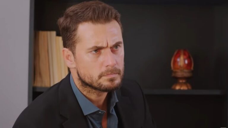 Kuzey marszczy brwi, wyraźnie wściekły.