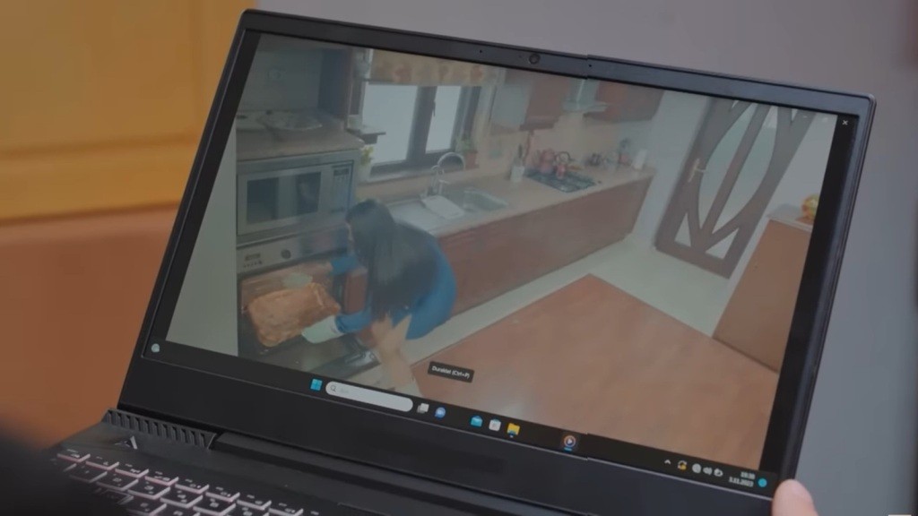 Nagranie na laptopie, na którym Bahar posypuje lazanię mielonymi orzeszkami.