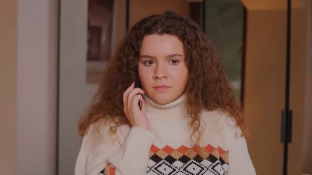 Melis rozmawia przez telefon.