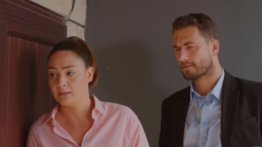 Yildiz i Kuzey stoją przed drzwiami magazynu.