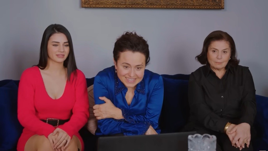 Bahar, Cavidan i Naciye patrzą w ekran laptopa.