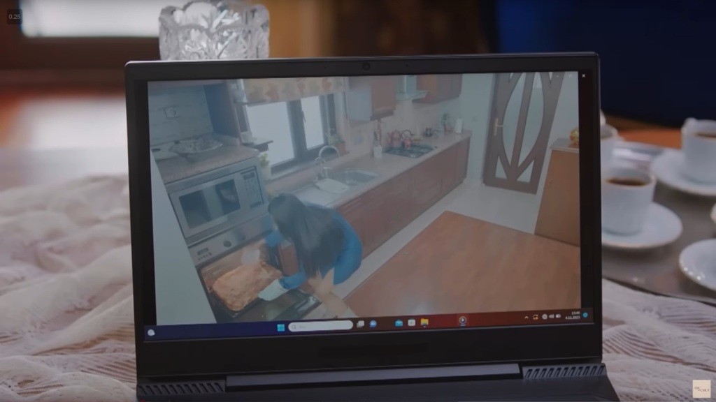 Nagranie z Bahar w roli głównej na ekranie laptopa.