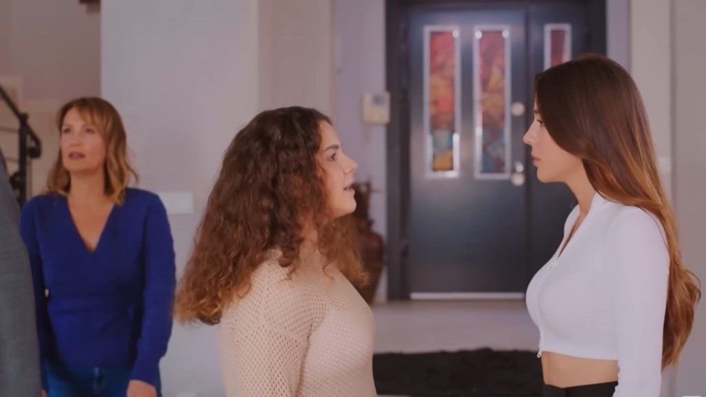 Melis stoi twarzą w twarz z Zeynep.