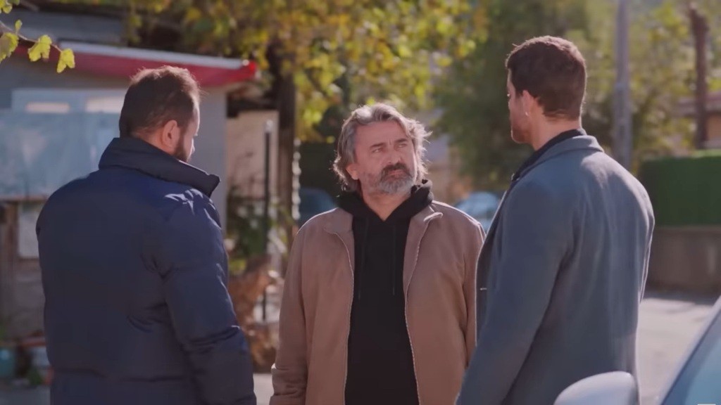 Taylan patrzy na Cihana. Obok stoi Cichy.