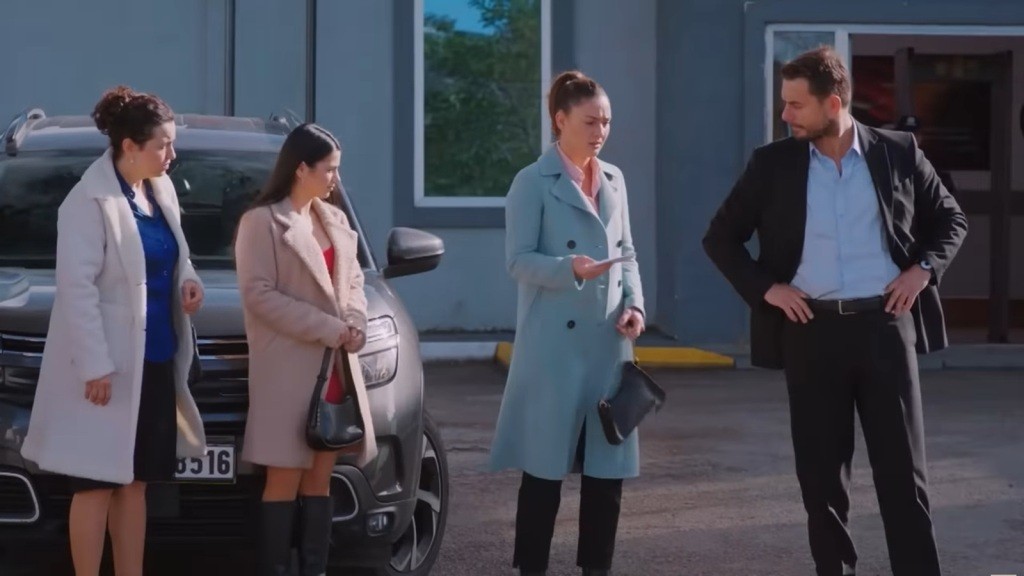 Scena na parkingu przed komisariatem. Yildiz podaje Kuzeyowi list od Sili. Obok stoją Cavidan i Bahar.