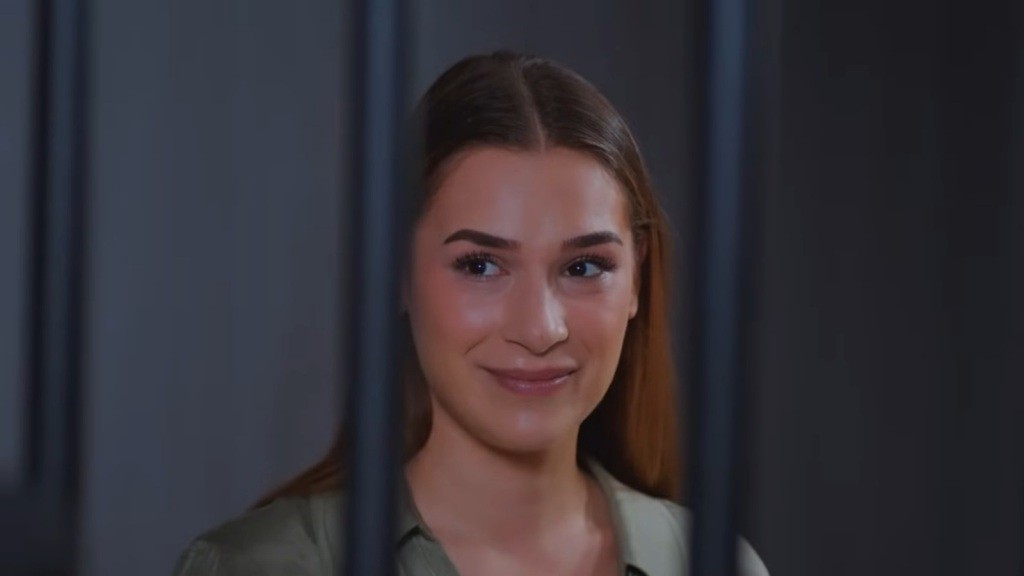 Aresztowana Sila ma dobry humor, a na jej twarzy gości pogodny uśmiech.