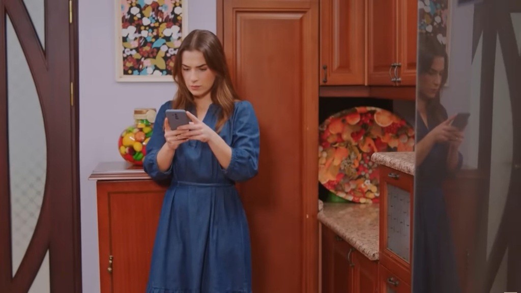Sila znajduje się w kuchni. W rękach trzyma telefon Leventa.