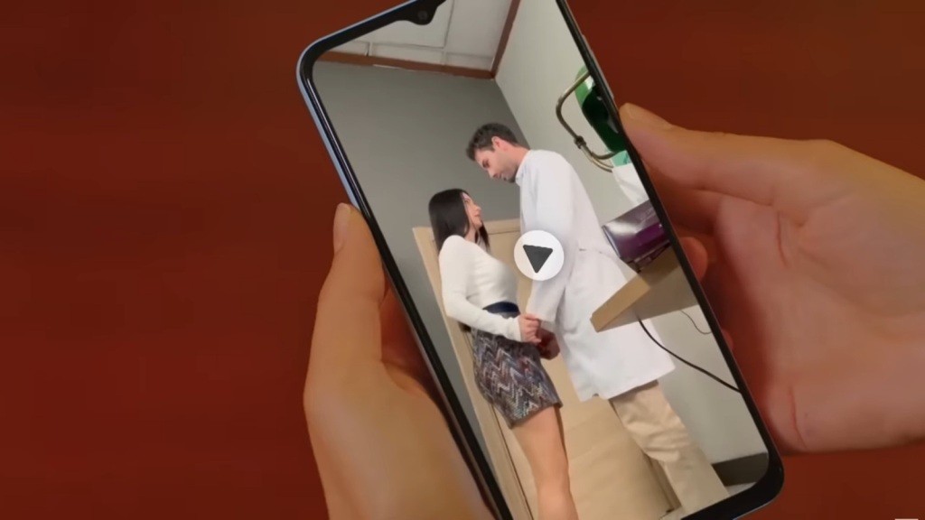 Zbliżenie na ekran telefonu Leventa, na którym wyświetlona jest stopklatka z nagrania, na którym on i Bahar trzymają się za ręce.