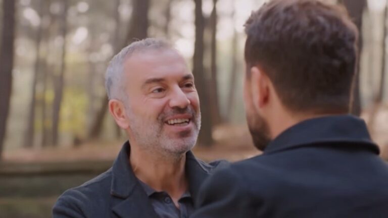 Bulent uśmiecha się radośnie, witając się z Kuzeyem.