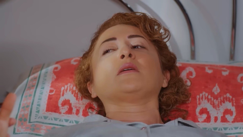Zbliżenie na twarz sparaliżowanej Hulyi.