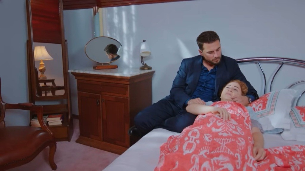 Kuzey siedzi przy sparaliżowanej siostrze.