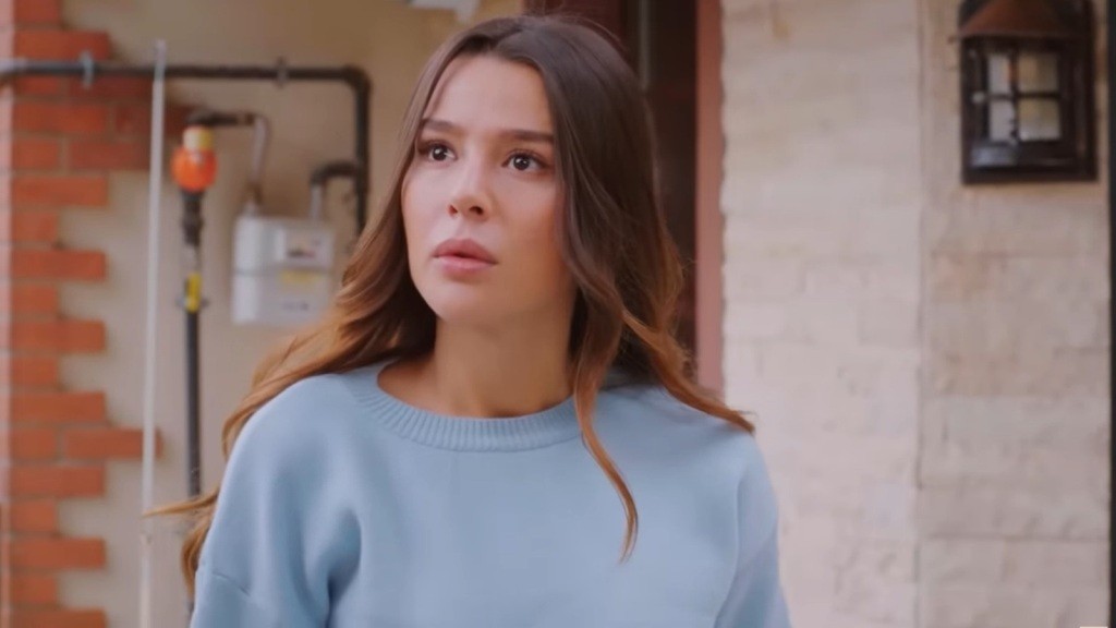 Zeynep jest zaskoczona widokiem Bulenta.