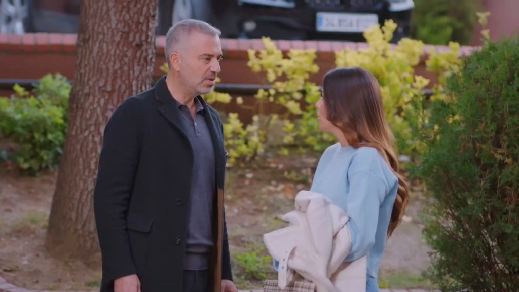 Zeynep i Bulent stoją twarzą w twarz na podwórku.