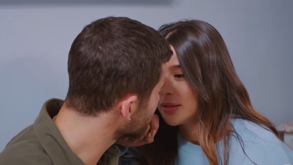 Twarze Cihana i Zeynep są bardzo blisko siebie, jakby chcieli się pocałować.