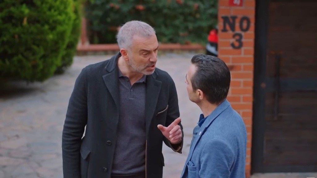Bulent przywołuje do porządku uciążliwego sąsiada.