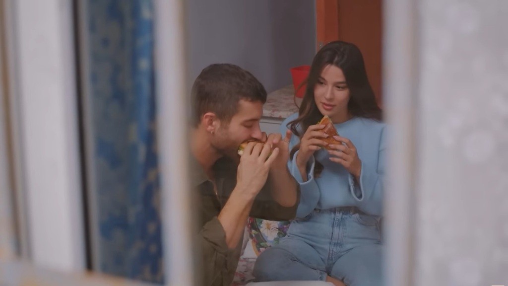 Cihan i Zeynep jedzą burgery.