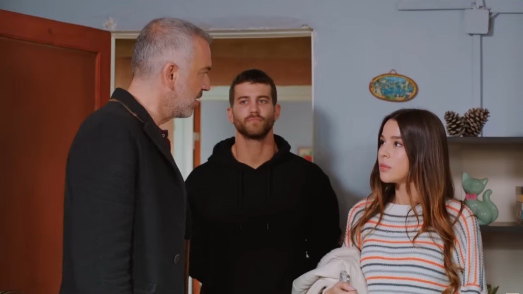 Bulent rozmawia z Zeynep w domu Gonul. Cihan, stojąc obok, przygląda się im.
