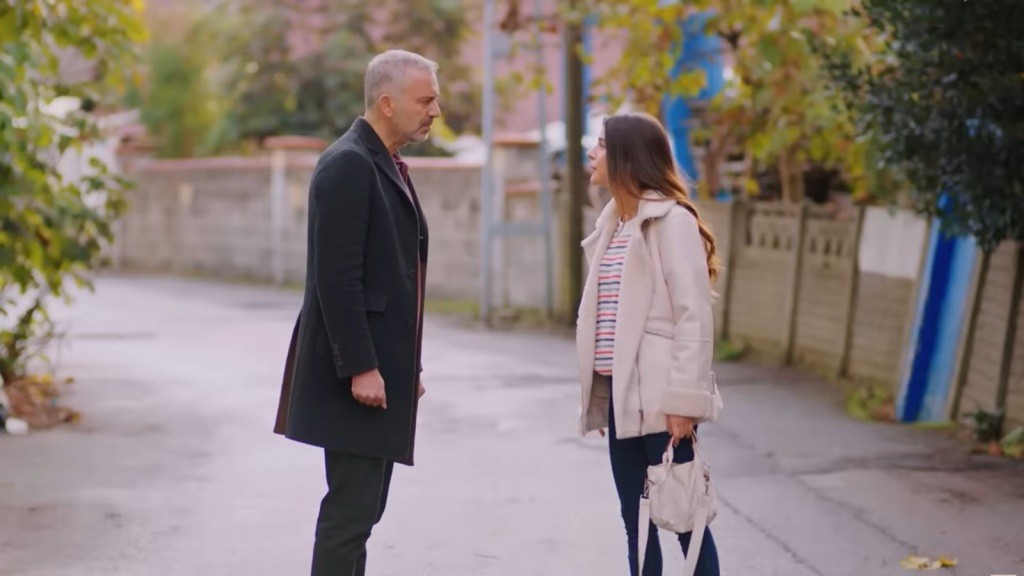 Bulent i Zeynep prowadzą burzliwą rozmowę na drodze.