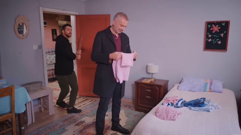 Bulent trzyma w rękach bluzkę Zeynep. Nie widzi, jak za jego plecami skrada się Cihan z polanem w ręku.