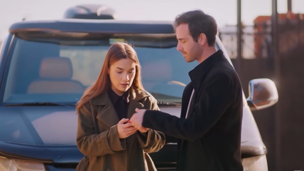 Levent zabiera Sili telefon.