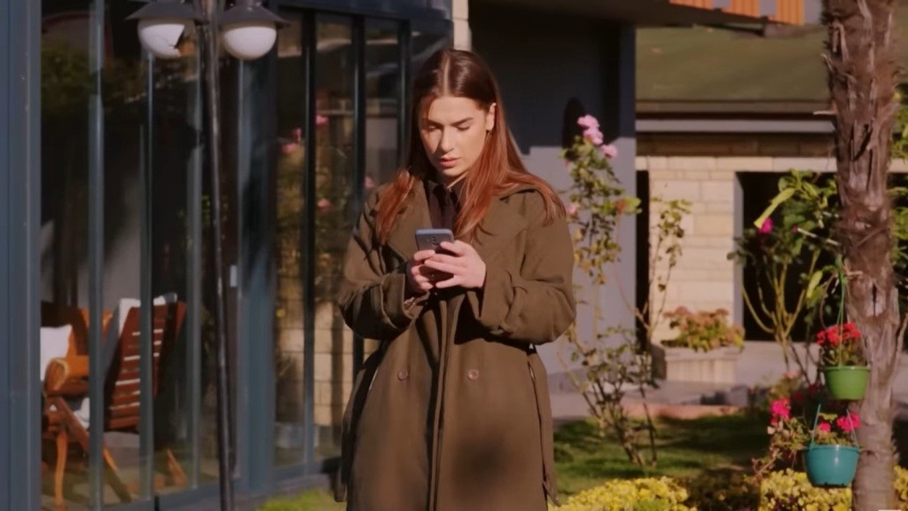 Sila trzyma telefon Leventa w rękach.