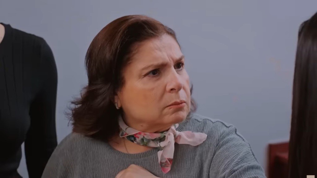 Naciye marszczy brwi, patrząc na Bahar.